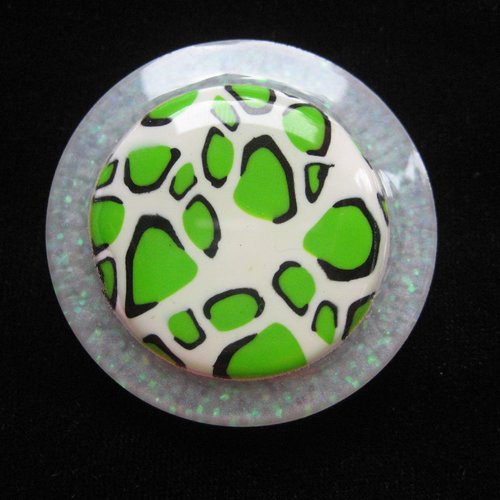 Très grande bague ajustable unisexe cabochon motif léopard vert en fimo sur fond blanc nacré en résine diamètre 40mm