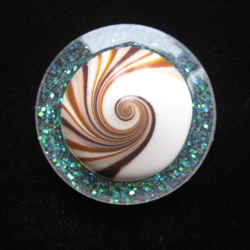 Grande bague ajustable unisexe cabochon spirale marron et beige en fimo sur fond blanc nacré en résine diamètre 35mm