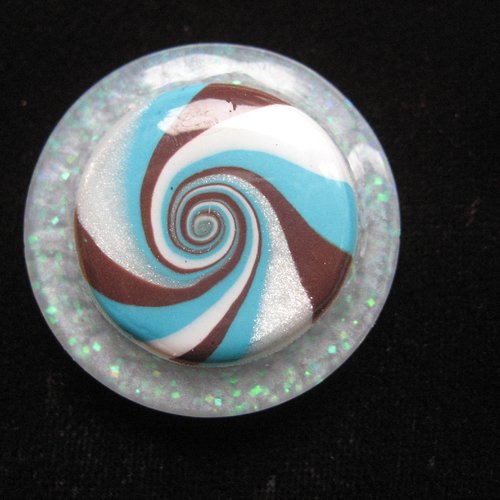 Grande bague ajustable unisexe cabochon spirale turquoise et marron en fimo sur fond blanc nacré en résine diamètre 35mm
