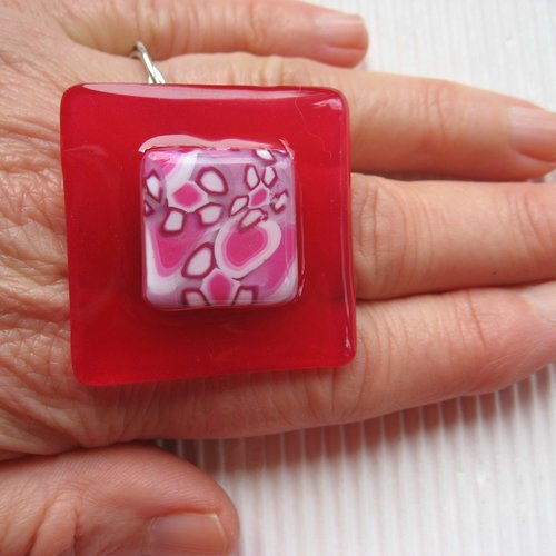 Très grande bague carrée ajustable, cabochon motif fleuri camaieu rose en fimo, sur fond rouge en résine, taille 40mmx40mm
