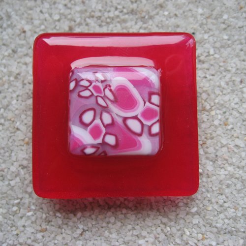 Très grande bague carrée unisexe ajustable cabochon motif fleuri camaieu rose en fimo sur fond rouge en résine taille 40mmx40mm