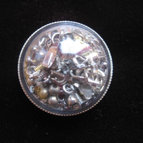Bague dome ajustable unisexe matériaux recyclés mobiles dans une demi-sphère plexi diamètre 30mm
