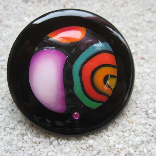 Très grande bague ajustable unisexe cabochon multicolore en fimo sur fond noir en résine diamètre 40mm