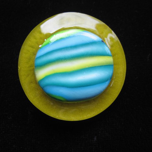 Grande bague ajustable cabochon vert et bleu en fimo sur fond jaune en résine diamètre 35mm
