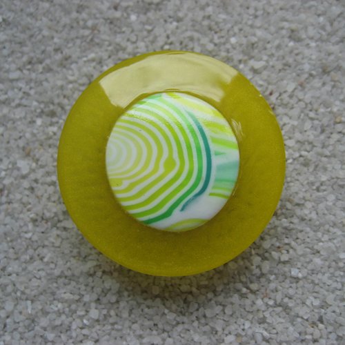 Grande bague ajustable, cabochon vert et jaune en fimo, sur fond jaune en résine, diamètre 35mm