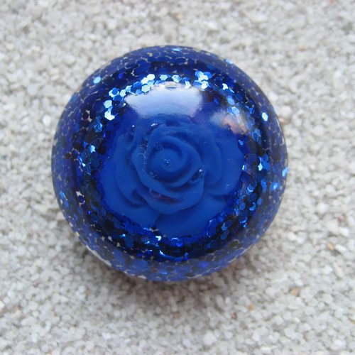 Bague grand cabochon ajustable unisexe fleur bleue sur fond bleu pailleté en résine diamètre 35mm