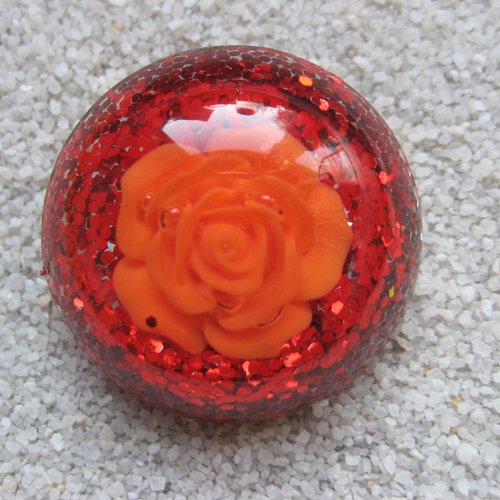 Bague grand cabochon ajustable unisexe fleur orange, sur fond orange pailleté en résine, diamètre 35mm