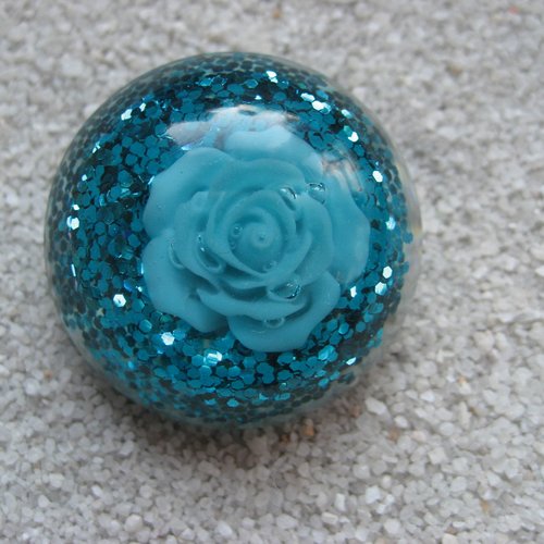 Bague grand cabochon ajustable unisexe fleur turquoise sur fond turquoise pailleté en résine diamètre 35mm