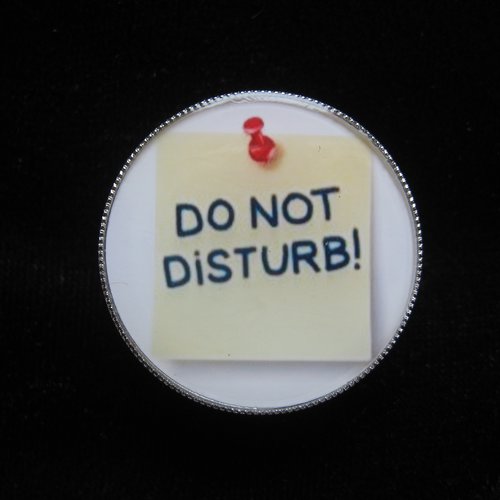 Petite bague ajustable unisexe do not disturb sertie en résine diamètre 25mm