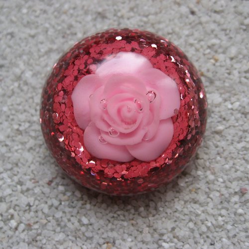 Bague grand cabochon ajustable fleur rose sur fond fuchsia pailleté en résine diamètre 35mm