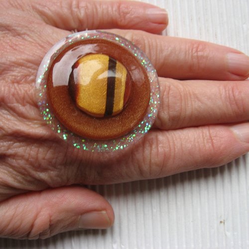 Très grande bague ajustable, cabochon camaieu marron en fimo, sur fond marron et blanc nacré en résine, diamètre 40mm