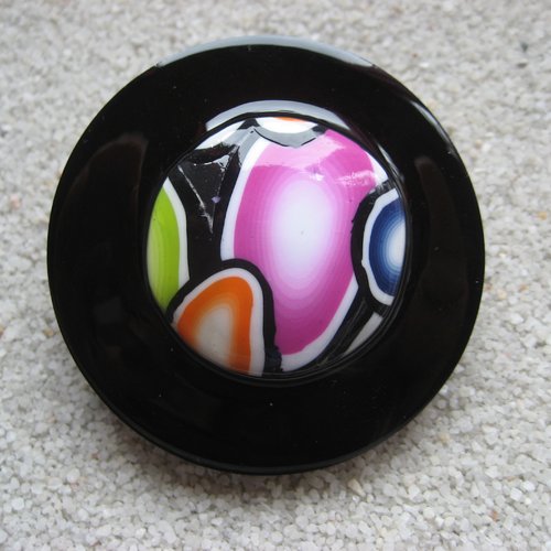 Très grande bague ajustable unisexe cabochon multicolore en fimo sur fond noir en résine diamètre 50mm