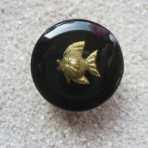 Bague ajustable unisexe poisson doré sur fond noir en résine diamètre 25mm