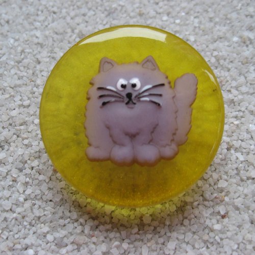 Grande bague ajustable unisexe chat gris sur fond jaune en résine diamètre 35mm