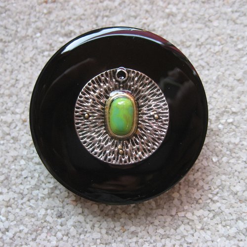 Très grande bague ajustable unisexe breloque métal argentée perle marbrée sur fond noir en résine diamètre 40mm