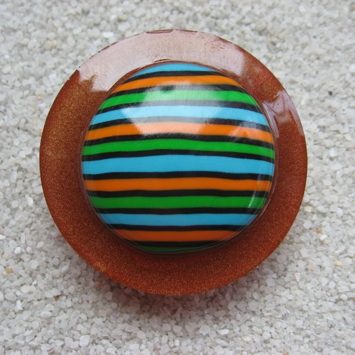Très grande bague ajustable unisexe cabochon rayures multicolores en fimo sur fond marron cuivré en résine