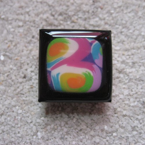 Bague carrée ajustable unisexe cabochon multicolore en fimo sur fond noir en résine taille 25mmx25mm