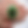 Très grande bague ajustable, cabochon paillettes multicolores, sur fond vert et blanc nacré en résine, diamètre 40mm