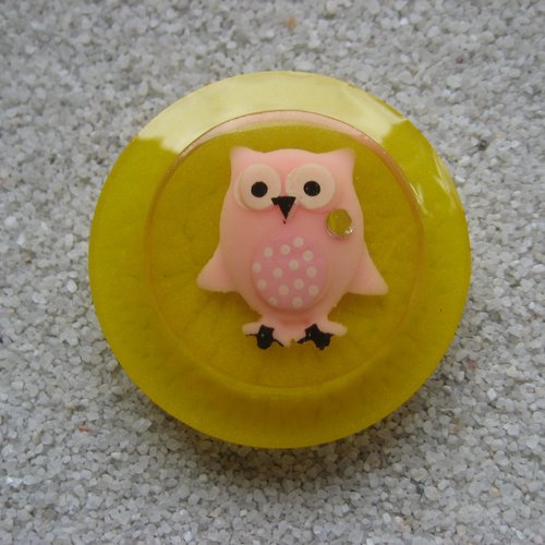 Très grande bague ajustable unisexe, chouette rose en fimo sur fond jaune en résine diamètre 40mm