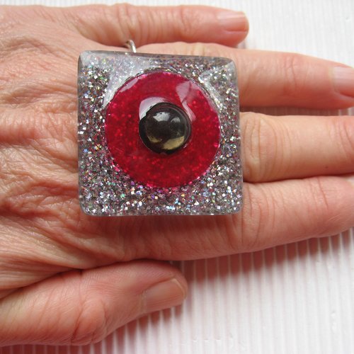 Très grande bague carrée unisexe ajustable perle noire sur fond rouge et argenté en résine  taille 40mmx40mm