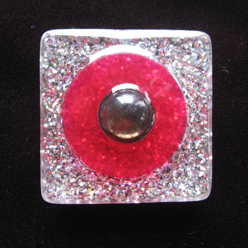 Très grande bague carrée unisexe ajustable perle noire sur fond rouge et argenté en résine  taille 40mmx40mm