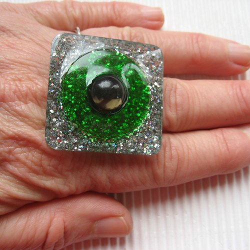 Très grande bague carrée unisexe ajustable perle noire sur fond vert et argenté en résine  taille 40mmx40mm