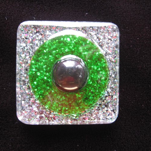 Très grande bague carrée unisexe ajustable perle noire sur fond vert et argenté en résine taille 40mmx40mm