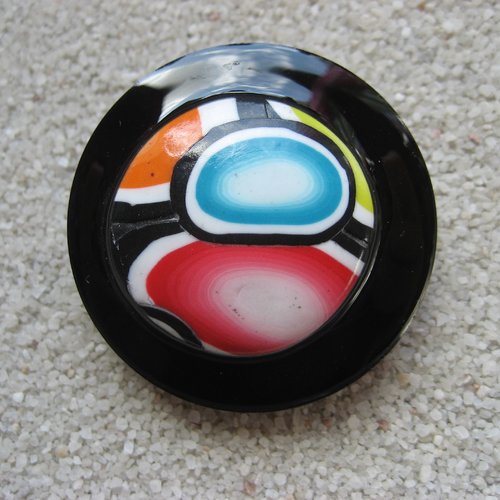 Très grande bague ajustable unisexe cabochon multicolore en fimo sur fond noir en résine diamètre 40mm