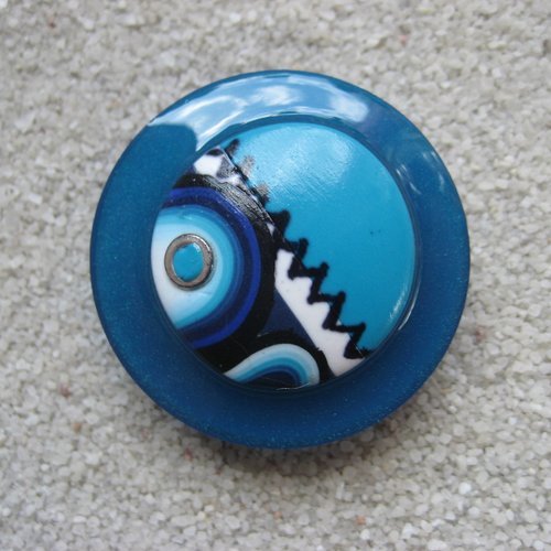 Très grande bague unisexe ajustable cabochon graphique en fimo sur fond bleu en résine diamètre 40mm
