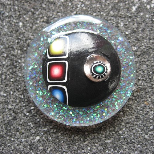 Très grande bague ajustable unisexe cabochon multicolore en fimo sur fond blanc nacré en résine diamètre 40mm