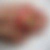 Très grande bague ajustable unisexe cabochon multicolore en fimo sur fond rouge en résine diamètre 40mm