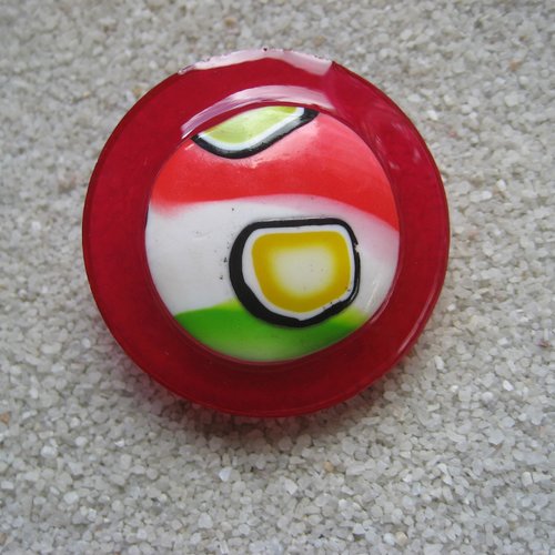 Très grande bague ajustable unisexe cabochon multicolore en fimo sur fond rouge en résine diamètre 40mm