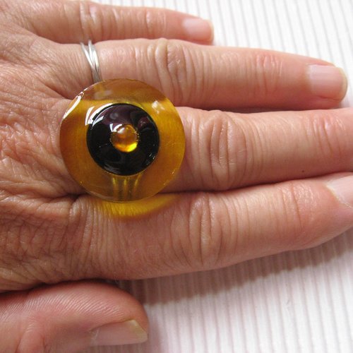 Bague unisexe ajustable perle jaune sur fond noir et jaune en résine diamètre 25mm