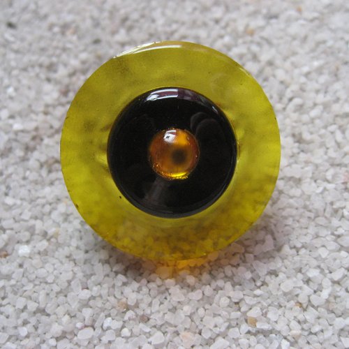 Bague unisexe ajustable perle jaune sur fond noir et jaune en résine diamètre 25mm