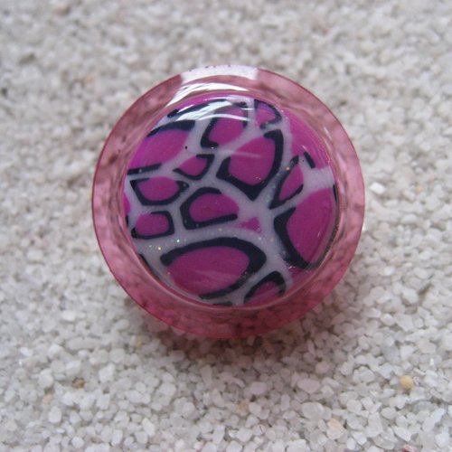 Promotion petite bague unisexe ajustable cabochon marbré fuchsia et blanc en fimo sur fond rose en résine diamètre 25mm