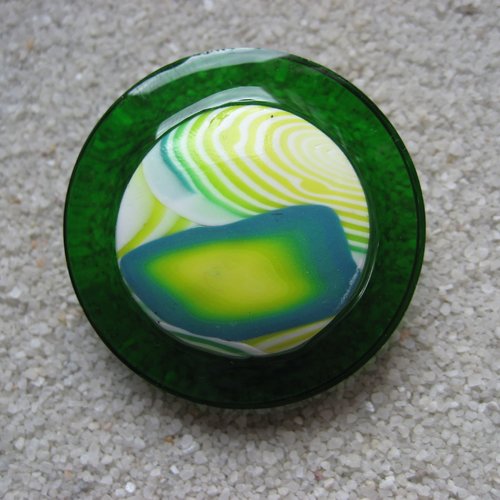 Très grande bague ajustable unisexe cabochon camaieu jaune vert en fimo sur fond vert en résine diamètre 40mm