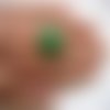 Bague petit cabochon unisexe paillettes vertes irisées en résine montée sur un support de bague diamètre 25mm