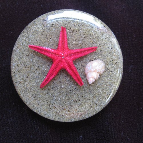 Très grande bague unisexe ajustable étoile de mer rouge sur fond de sable en résine diamètre 40mm