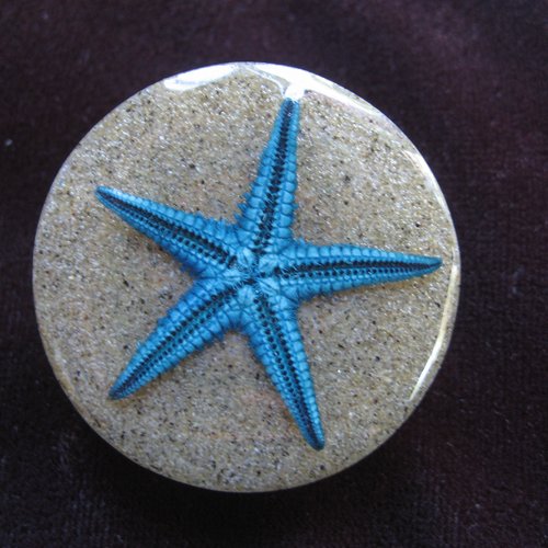 Grande bague ajustable unisexe étoile de bleue sur fond de sable en résine diamètre 35mm