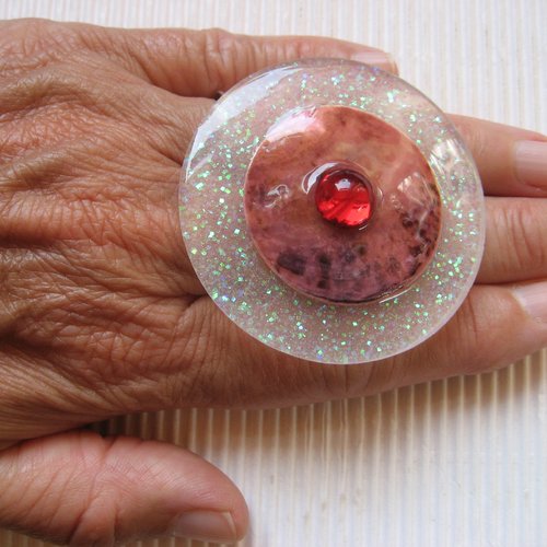 Bague xxl ajustable unisexe cabochon nacre rose marbrée avec perle rouge sur fond blanc nacrée en résine diamètre 55mm