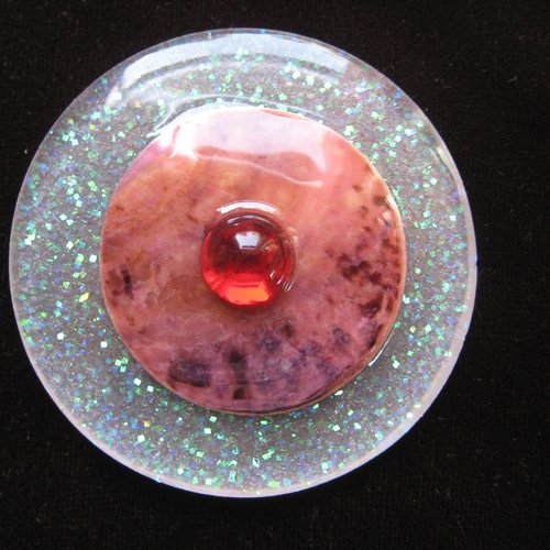 Bague xxl ajustable unisexe cabochon nacre rose marbrée avec perle rouge sur fond blanc nacrée en résine diamètre 55mm