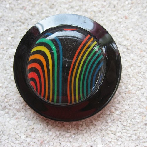 Très grande bague ajustable unisexe cabochon multicolore en fimo sur fond noir en résine diamètre 40mm
