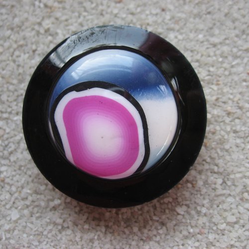Très grande bague ajustable unisexe cabochon multicolore en fimo sur fond noir en résine diamètre 40mm