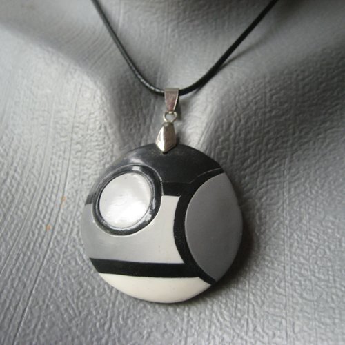 Pendentif unisexe cabochon noir gris et blanc en pâte polymère vernie diamètre 40mm