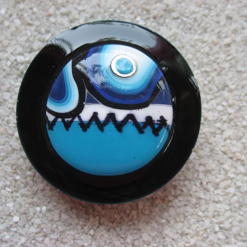 Très grande bague ajustable unisexe cabochon géométrique camaieu bleu en fimo sur fond noir en résine diamètre 40mm