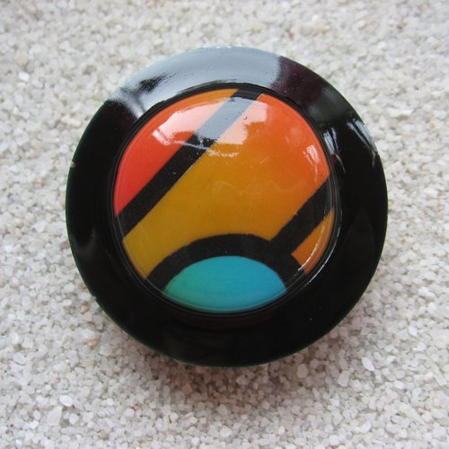 Très grande bague ajustable unisexe cabochon géométrique multicolore en fimo sur fond noir en résine diamètre 40mm