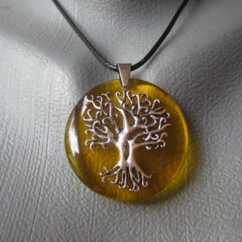 Pendentif unisexe arbre de vie argenté sur fond jaune en résine diamètre 40mm