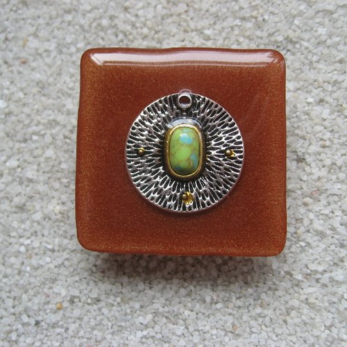 Très grande bague carrée ajustable unisexe breloque métal et perle marbrée sur fond caramel en résine taille 40mmx40mm