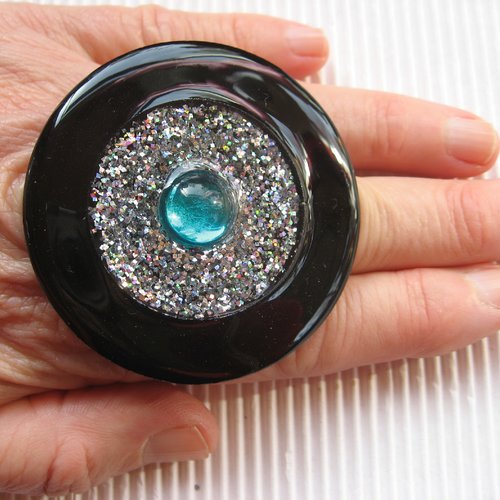 Bague xxl ajustable unisexe cabochon paillettes argentées avec perle turquoise sur fond noir en résine diamètre 55mm