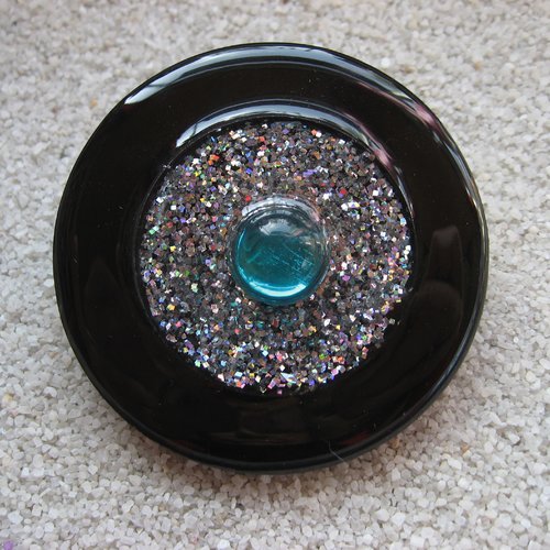 Bague xxl ajustable unisexe cabochon paillettes argentées avec perle turquoise sur fond noir en résine diamètre 55mm